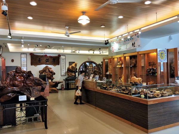 希諾奇台灣檜木博物館：【嘉義市景點】希諾奇台灣檜木博物館～庭園的勇士Ｆｕｚｕ和公主Ｔｅｏｆｓｉ‘ｉａ的幸褔鍾情場景浪漫又好拍