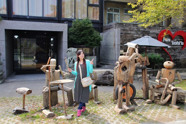 希諾奇台灣檜木博物館：【嘉義市景點】希諾奇台灣檜木博物館～庭園的勇士Ｆｕｚｕ和公主Ｔｅｏｆｓｉ‘ｉａ的幸褔鍾情場景浪漫又好拍