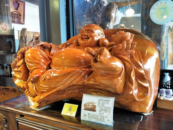 希諾奇台灣檜木博物館：【嘉義市景點】希諾奇台灣檜木博物館～庭園的勇士Ｆｕｚｕ和公主Ｔｅｏｆｓｉ‘ｉａ的幸褔鍾情場景浪漫又好拍