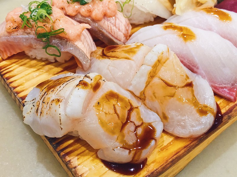 【中和｜板橋站】二男小家料理＿夢幻三色丼高顏質高濃郁＿生牛肉與蛋黃液一拍即合＿超狂味噌湯蝦頭魚肉樣樣來