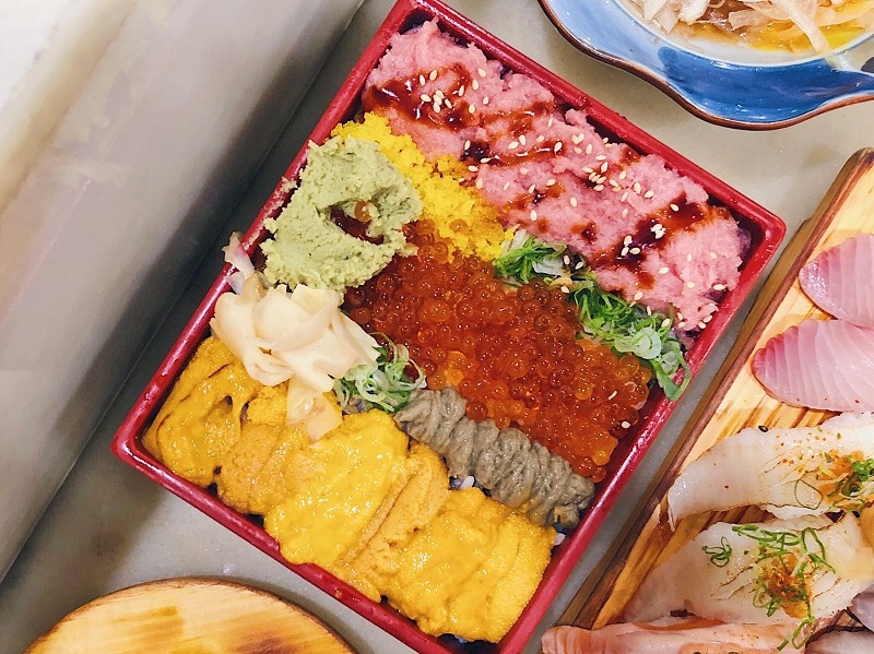 【中和｜板橋站】二男小家料理＿夢幻三色丼高顏質高濃郁＿生牛肉與蛋黃液一拍即合＿超狂味噌湯蝦頭魚肉樣樣來