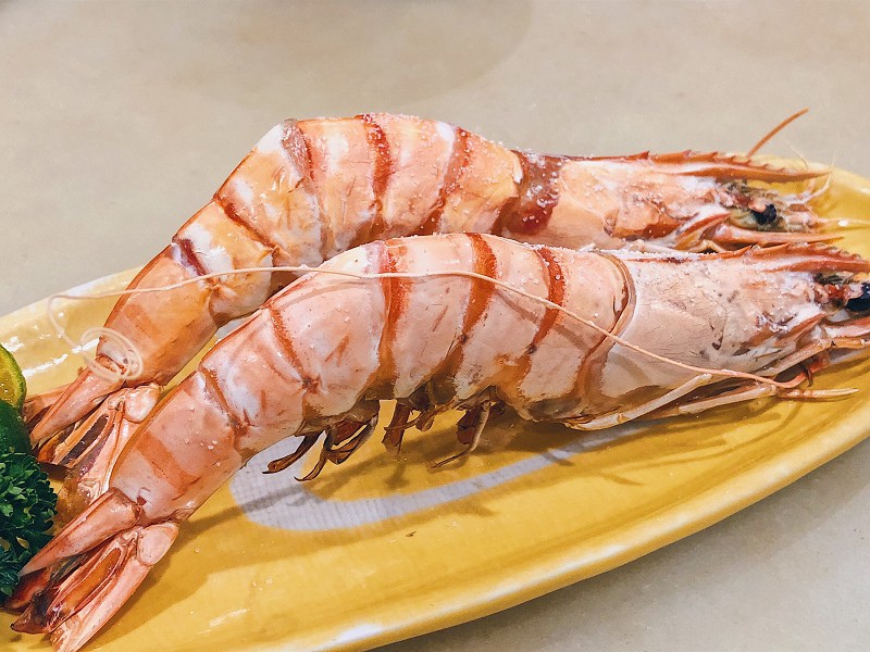 【中和｜板橋站】二男小家料理＿夢幻三色丼高顏質高濃郁＿生牛肉與蛋黃液一拍即合＿超狂味噌湯蝦頭魚肉樣樣來