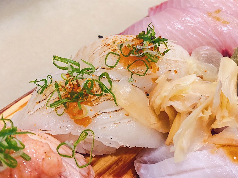 【中和｜板橋站】二男小家料理＿夢幻三色丼高顏質高濃郁＿生牛肉與蛋黃液一拍即合＿超狂味噌湯蝦頭魚肉樣樣來