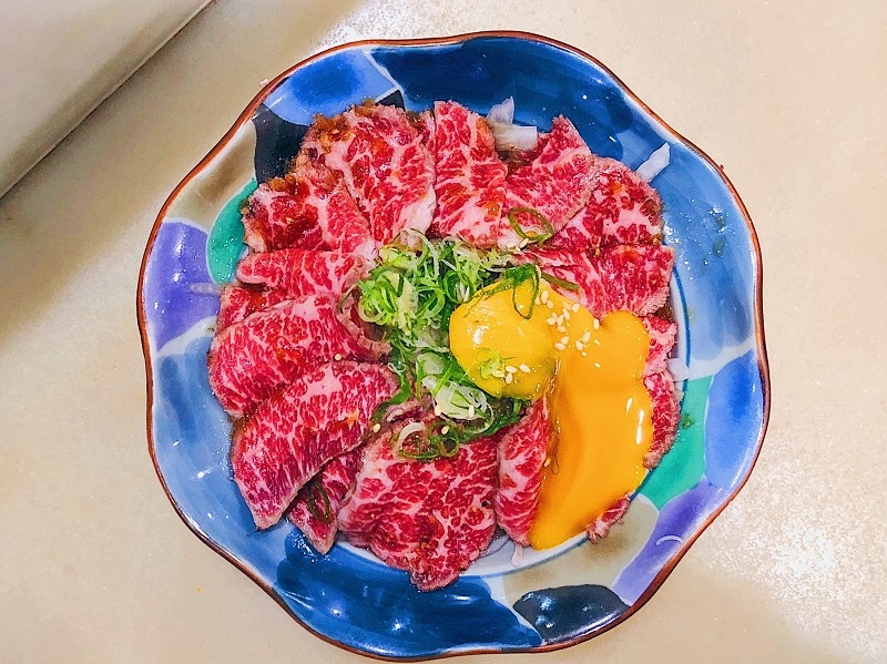 【中和｜板橋站】二男小家料理＿夢幻三色丼高顏質高濃郁＿生牛肉與蛋黃液一拍即合＿超狂味噌湯蝦頭魚肉樣樣來