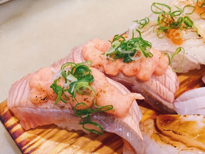 【中和｜板橋站】二男小家料理＿夢幻三色丼高顏質高濃郁＿生牛肉與蛋黃液一拍即合＿超狂味噌湯蝦頭魚肉樣樣來