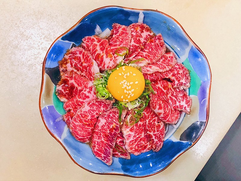 【中和｜板橋站】二男小家料理＿夢幻三色丼高顏質高濃郁＿生牛肉與蛋黃液一拍即合＿超狂味噌湯蝦頭魚肉樣樣來