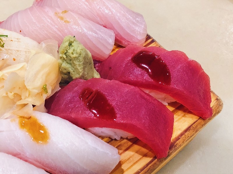 【中和｜板橋站】二男小家料理＿夢幻三色丼高顏質高濃郁＿生牛肉與蛋黃液一拍即合＿超狂味噌湯蝦頭魚肉樣樣來