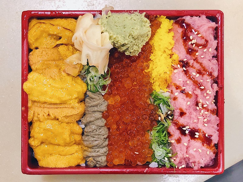 【中和｜板橋站】二男小家料理＿夢幻三色丼高顏質高濃郁＿生牛肉與蛋黃液一拍即合＿超狂味噌湯蝦頭魚肉樣樣來