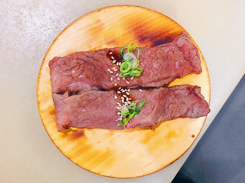 【中和｜板橋站】二男小家料理＿夢幻三色丼高顏質高濃郁＿生牛肉與蛋黃液一拍即合＿超狂味噌湯蝦頭魚肉樣樣來