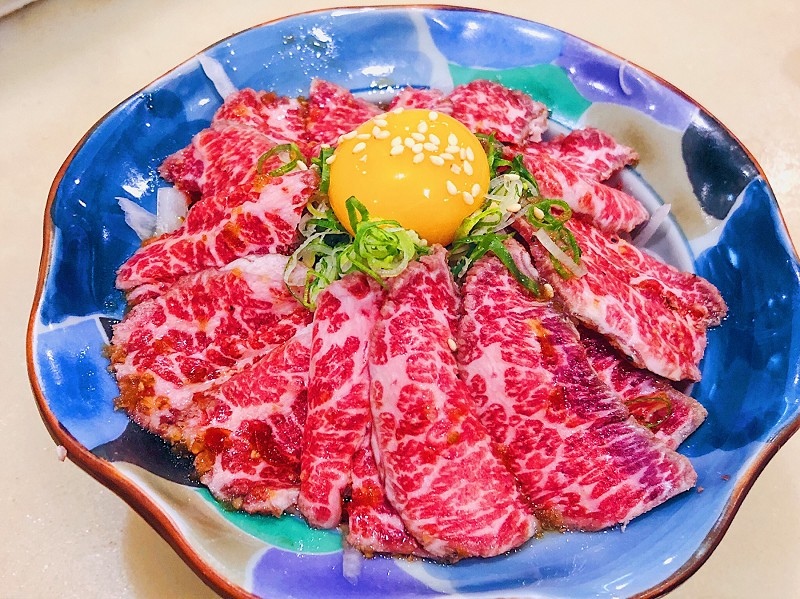 【中和｜板橋站】二男小家料理＿夢幻三色丼高顏質高濃郁＿生牛肉與蛋黃液一拍即合＿超狂味噌湯蝦頭魚肉樣樣來