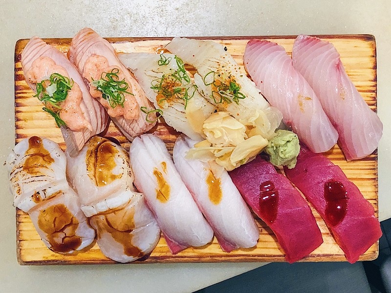 【中和｜板橋站】二男小家料理＿夢幻三色丼高顏質高濃郁＿生牛肉與蛋黃液一拍即合＿超狂味噌湯蝦頭魚肉樣樣來