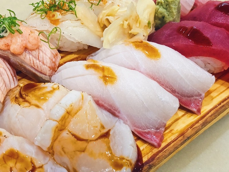 【中和｜板橋站】二男小家料理＿夢幻三色丼高顏質高濃郁＿生牛肉與蛋黃液一拍即合＿超狂味噌湯蝦頭魚肉樣樣來