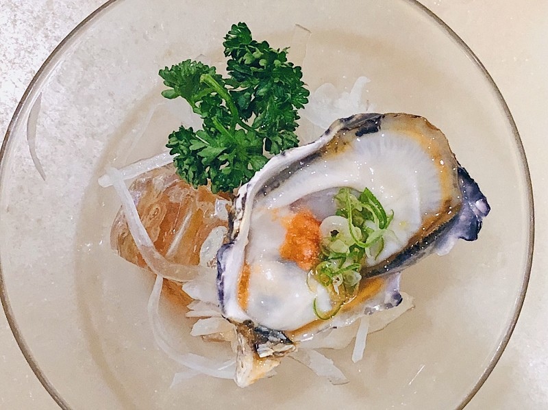 【中和｜板橋站】二男小家料理＿夢幻三色丼高顏質高濃郁＿生牛肉與蛋黃液一拍即合＿超狂味噌湯蝦頭魚肉樣樣來