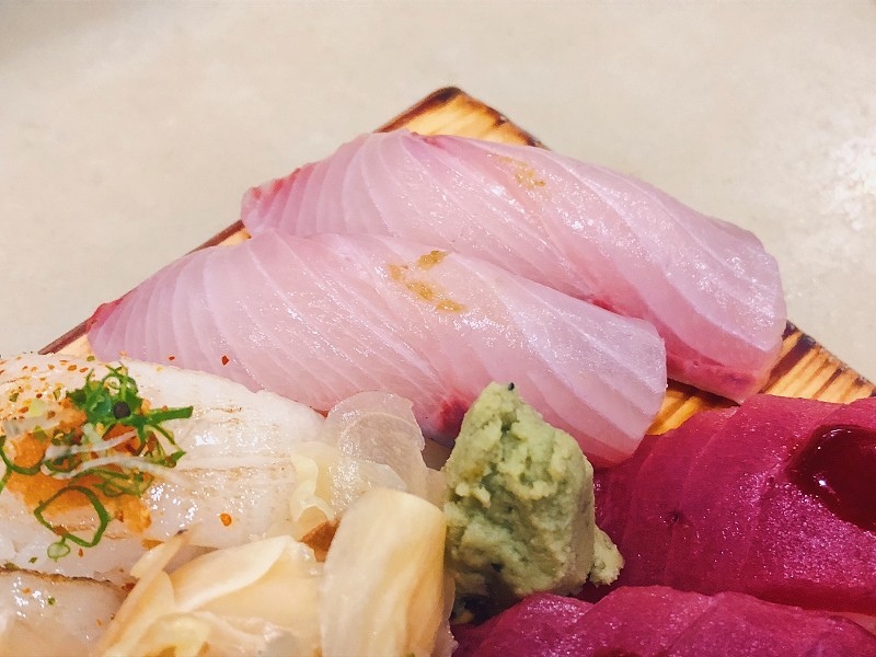 【中和｜板橋站】二男小家料理＿夢幻三色丼高顏質高濃郁＿生牛肉與蛋黃液一拍即合＿超狂味噌湯蝦頭魚肉樣樣來