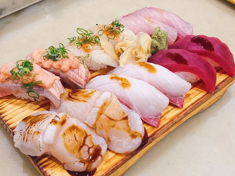 【中和｜板橋站】二男小家料理＿夢幻三色丼高顏質高濃郁＿生牛肉與蛋黃液一拍即合＿超狂味噌湯蝦頭魚肉樣樣來