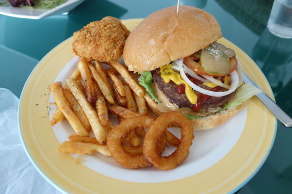 MUMU白姆森林:MUMU白姆森林 大嗑八盎斯的牛肉漢堡喚著花生醬的甜鹹妙滋味 MUMU白姆森林:MUMU白姆森林 大嗑八盎斯的牛肉漢堡喚著花生醬的甜鹹妙滋味