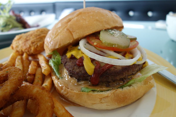 MUMU白姆森林:MUMU白姆森林 大嗑八盎斯的牛肉漢堡喚著花生醬的甜鹹妙滋味 MUMU白姆森林:MUMU白姆森林 大嗑八盎斯的牛肉漢堡喚著花生醬的甜鹹妙滋味