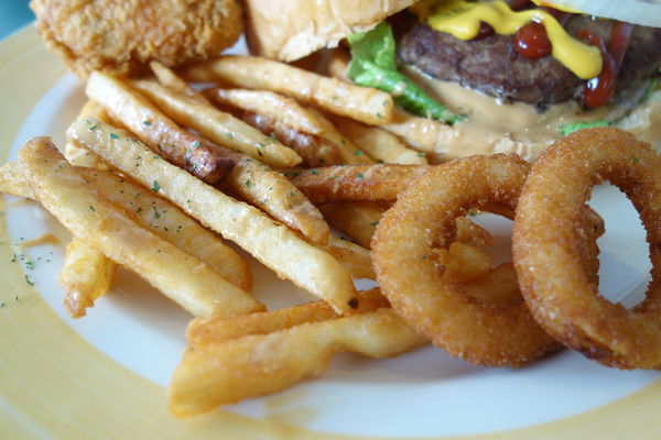 MUMU白姆森林:MUMU白姆森林 大嗑八盎斯的牛肉漢堡喚著花生醬的甜鹹妙滋味 MUMU白姆森林:MUMU白姆森林 大嗑八盎斯的牛肉漢堡喚著花生醬的甜鹹妙滋味