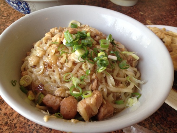 孔廟南投意麵：<小吃>孔廟南投意麵-Q彈麵條搭配香濃肉臊，不是絞肉~是肉塊唷!!