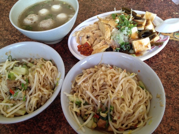 孔廟南投意麵：<小吃>孔廟南投意麵-Q彈麵條搭配香濃肉臊，不是絞肉~是肉塊唷!!