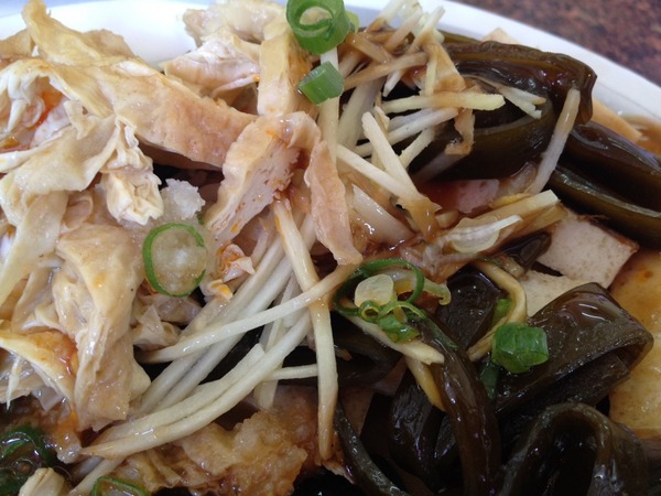 孔廟南投意麵：<小吃>孔廟南投意麵-Q彈麵條搭配香濃肉臊，不是絞肉~是肉塊唷!!