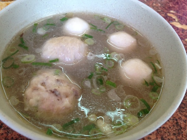 孔廟南投意麵：<小吃>孔廟南投意麵-Q彈麵條搭配香濃肉臊，不是絞肉~是肉塊唷!!