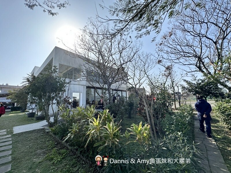 竹北景觀咖啡廳 | 喜木咖啡 坐落田野間的挑高白色玻璃屋 - Dannis Amy魯蛋妹大腸弟︱美食旅遊生活