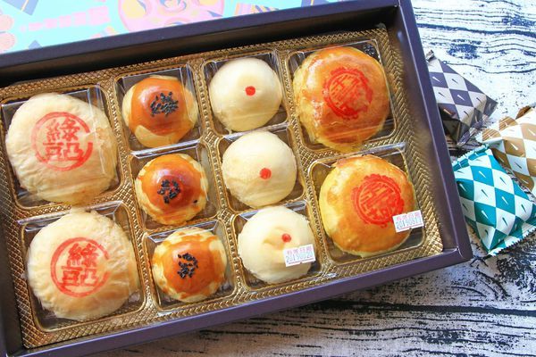 【中秋節月餅禮盒開箱文!】8家不同品牌老字號糕餅店評比!佳德糕餅、長興餅店、雪花齋、王師父餅舖、宝泉百年餅舖、台北犁記、月十二曲、君城本家,哪一家最推薦、最好吃!