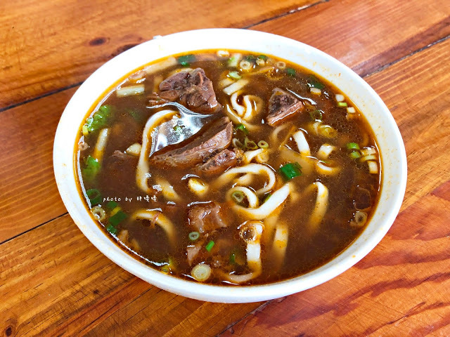 【南投 集集】八張小吃牛肉麵🍜集集超人氣美食，位在民宅之中，牛肉麵、水餃，饕客必點，好滋味飄香千里~