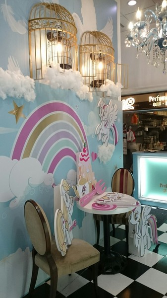 Perfume Dance 跳舞香水(夢時代店)：高雄夢時代~跳舞香水X彩虹小馬聯名主題餐廳~期間限定呦~