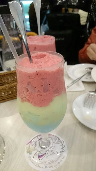 Perfume Dance 跳舞香水(夢時代店)：高雄夢時代~跳舞香水X彩虹小馬聯名主題餐廳~期間限定呦~