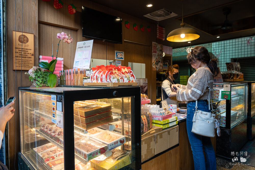 高雄鹽埕必買伴手禮！阿綿麻糬爆餡草莓大福，每日手工現作Q彈大顆超療癒。