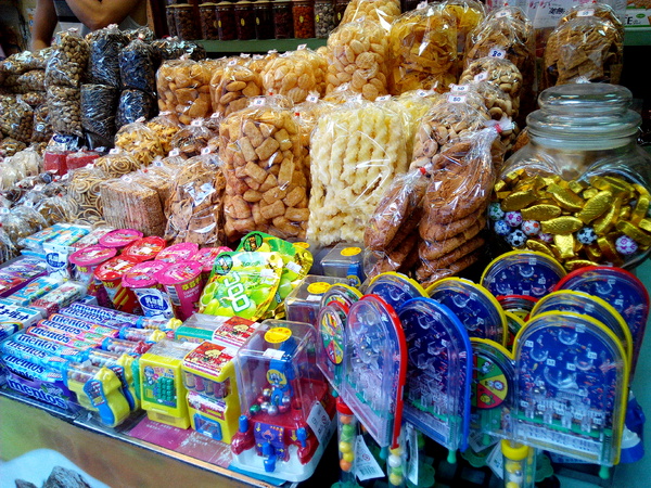 美勝珍蜜餞行：【臺南Ω中西區】美勝珍蜜餞。琳瑯滿目的古早味零嘴讓人看得眼花撩亂