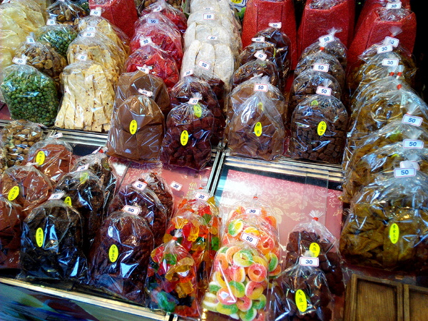 美勝珍蜜餞行：【臺南Ω中西區】美勝珍蜜餞。琳瑯滿目的古早味零嘴讓人看得眼花撩亂