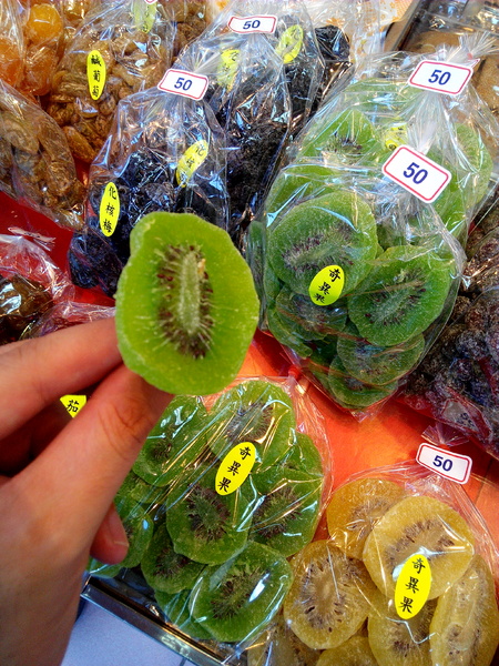 美勝珍蜜餞行：【臺南Ω中西區】美勝珍蜜餞。琳瑯滿目的古早味零嘴讓人看得眼花撩亂