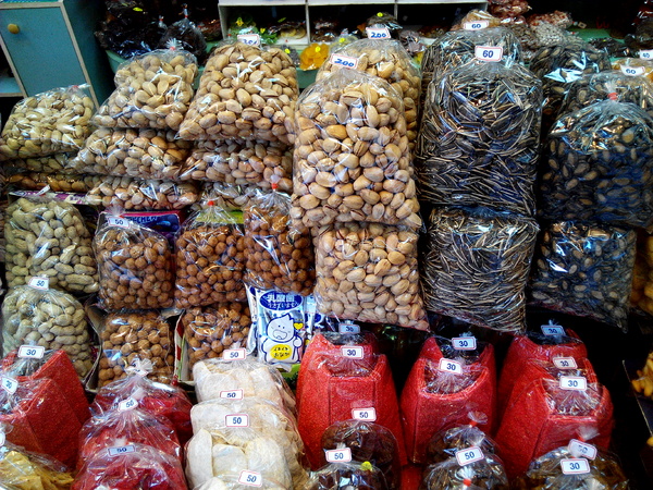 美勝珍蜜餞行：【臺南Ω中西區】美勝珍蜜餞。琳瑯滿目的古早味零嘴讓人看得眼花撩亂