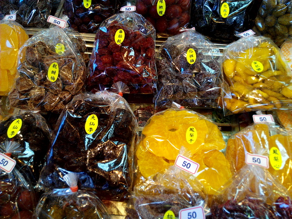 美勝珍蜜餞行：【臺南Ω中西區】美勝珍蜜餞。琳瑯滿目的古早味零嘴讓人看得眼花撩亂