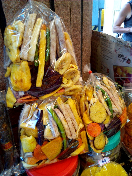 美勝珍蜜餞行：【臺南Ω中西區】美勝珍蜜餞。琳瑯滿目的古早味零嘴讓人看得眼花撩亂