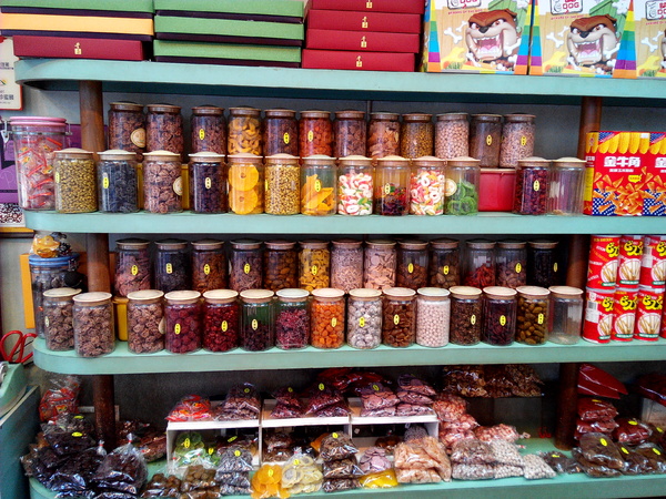 美勝珍蜜餞行：【臺南Ω中西區】美勝珍蜜餞。琳瑯滿目的古早味零嘴讓人看得眼花撩亂