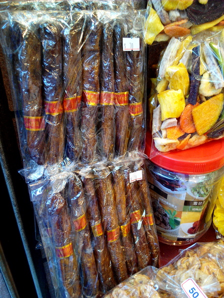 美勝珍蜜餞行：【臺南Ω中西區】美勝珍蜜餞。琳瑯滿目的古早味零嘴讓人看得眼花撩亂