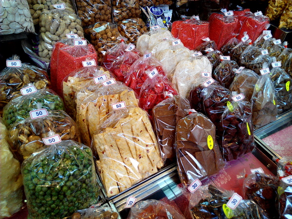 美勝珍蜜餞行：【臺南Ω中西區】美勝珍蜜餞。琳瑯滿目的古早味零嘴讓人看得眼花撩亂