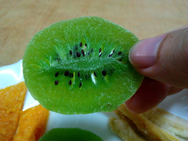 美勝珍蜜餞行：【臺南Ω中西區】美勝珍蜜餞。琳瑯滿目的古早味零嘴讓人看得眼花撩亂