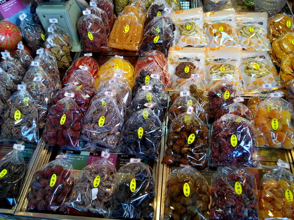 美勝珍蜜餞行：【臺南Ω中西區】美勝珍蜜餞。琳瑯滿目的古早味零嘴讓人看得眼花撩亂