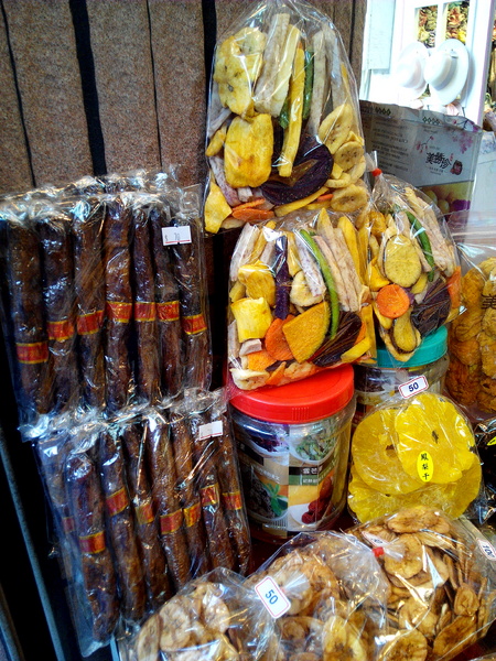 美勝珍蜜餞行：【臺南Ω中西區】美勝珍蜜餞。琳瑯滿目的古早味零嘴讓人看得眼花撩亂