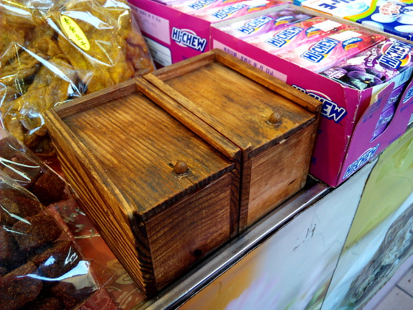 美勝珍蜜餞行：【臺南Ω中西區】美勝珍蜜餞。琳瑯滿目的古早味零嘴讓人看得眼花撩亂