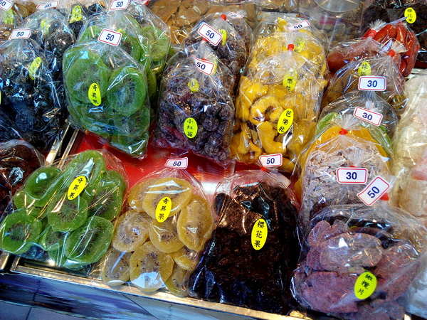 美勝珍蜜餞行：【臺南Ω中西區】美勝珍蜜餞。琳瑯滿目的古早味零嘴讓人看得眼花撩亂