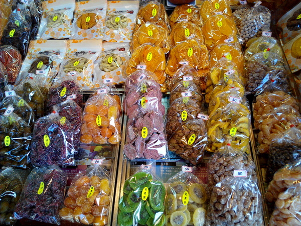 美勝珍蜜餞行：【臺南Ω中西區】美勝珍蜜餞。琳瑯滿目的古早味零嘴讓人看得眼花撩亂