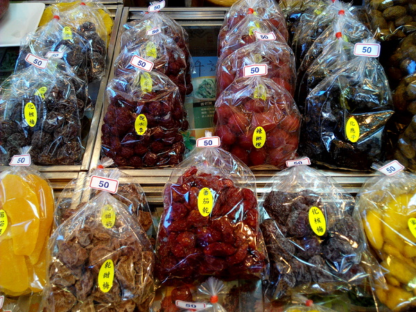 美勝珍蜜餞行：【臺南Ω中西區】美勝珍蜜餞。琳瑯滿目的古早味零嘴讓人看得眼花撩亂