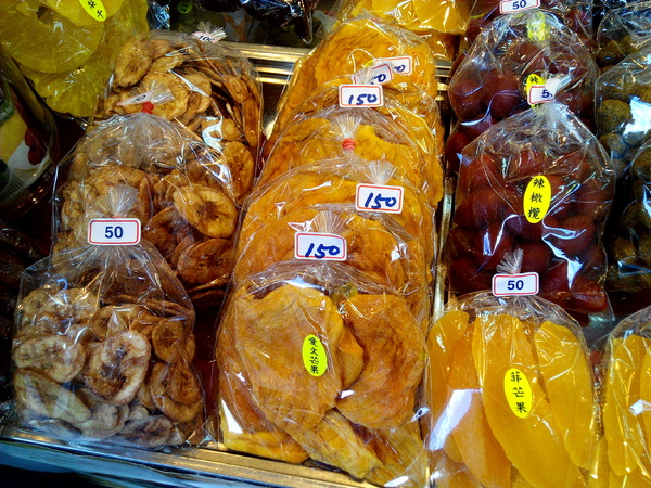 美勝珍蜜餞行：【臺南Ω中西區】美勝珍蜜餞。琳瑯滿目的古早味零嘴讓人看得眼花撩亂