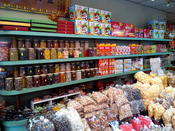 美勝珍蜜餞行：【臺南Ω中西區】美勝珍蜜餞。琳瑯滿目的古早味零嘴讓人看得眼花撩亂